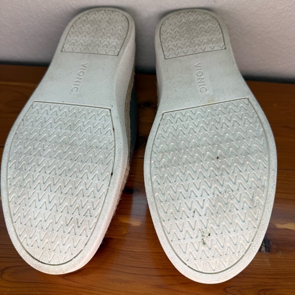 Vionic Jovie WMN (size 10) Gray Canvas Arch Support Shoes with Orange Accents - Picture 5 of 9